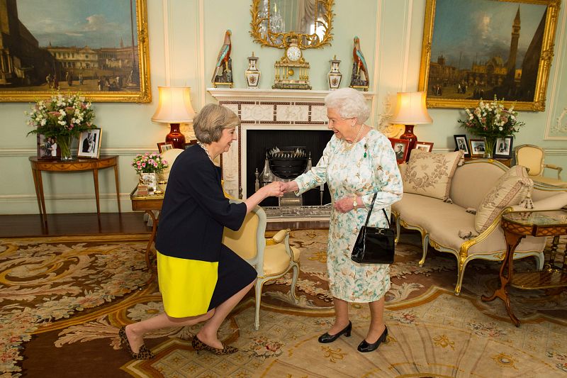 Theresa May, en audiencia con la reina Isabel II