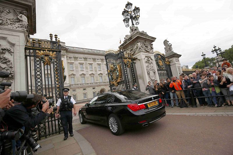 El coche de Theresa May llega a Buckingham