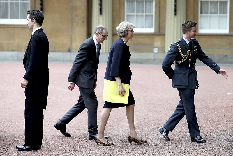 Theresa May llega, junto a su marido, al palacio de Buckingham