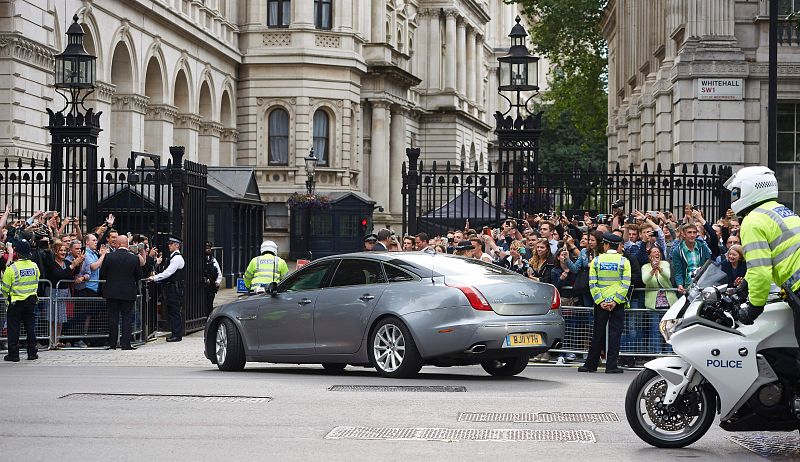 Multiltud de personas observan a Theresa May llegar a Downing Street