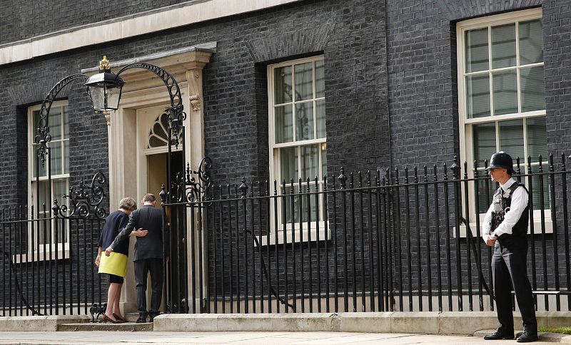 Theresa May entra en el 10 de Downing Street como nueva primera ministra británica