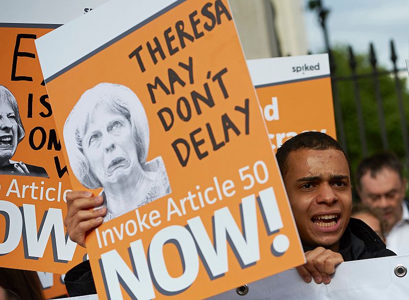 Manifestantes pro-Brexit piden celeridad a Theresa May para dejar la UE