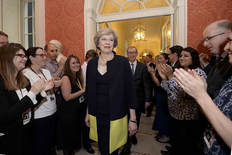 El personal de Downing Street recibe a los nuevos inquilinos