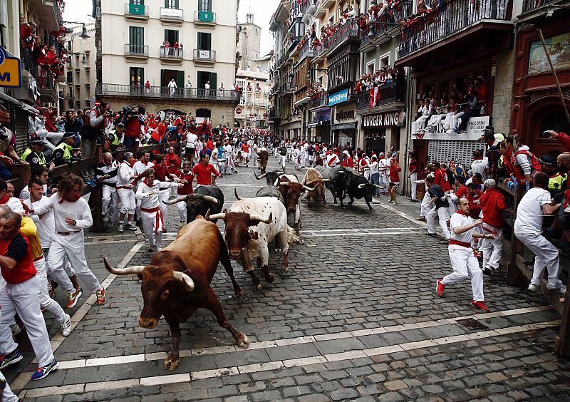 Broche de oro a los encierros de Pamplona con una carrera limpia y accidentada por la caída de los astados a la entrada de la plaza