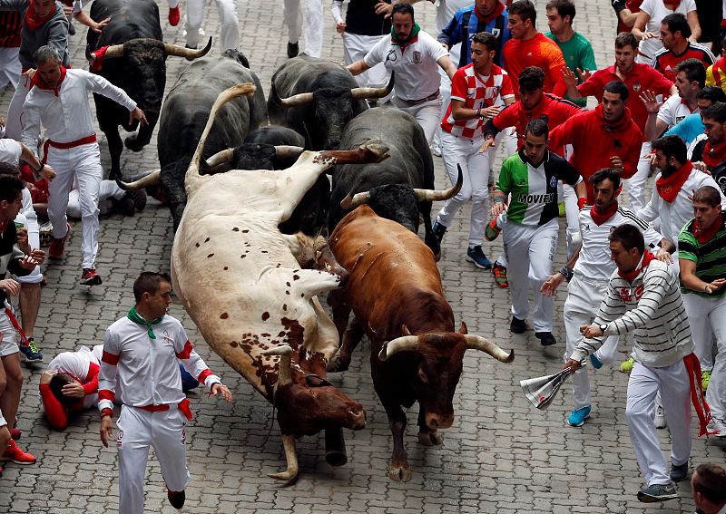 Un toro provoca la caída de un cabestro en el último encierro de los sanfermines 2016