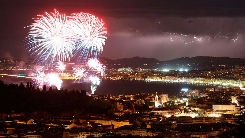 Imagen de los fuegos artificiales del 14 de julio sobre la ciudad de Niza (Francia).
