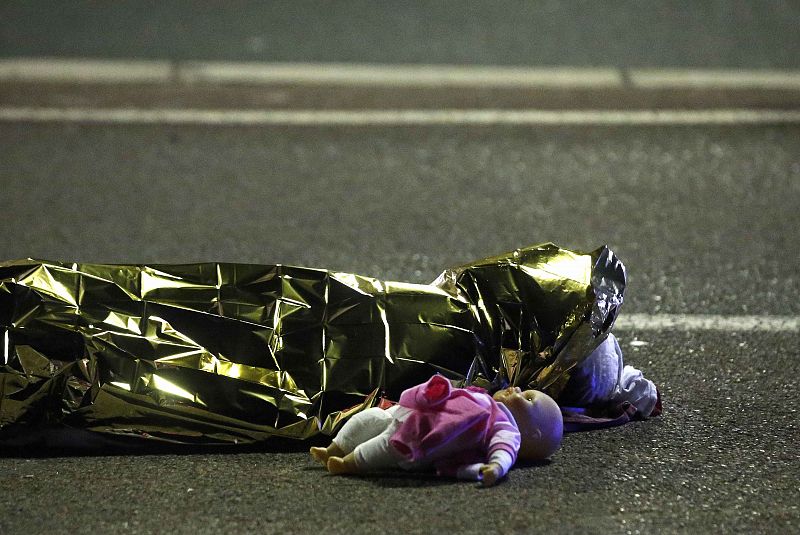Un cuerpo tendido en el suelo con una muñeca al lado, tras el atentado terrorista en Niza