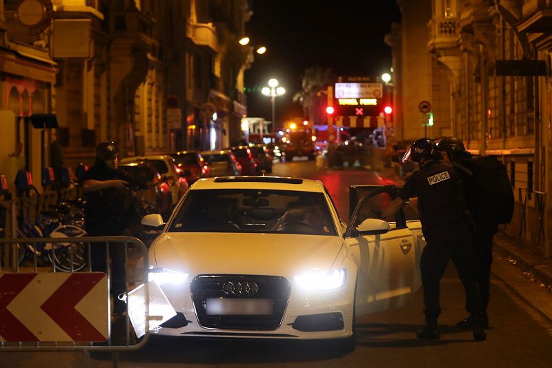Agentes de policía franceses llevan a cabo registros en los vehículos que circulan por Niza