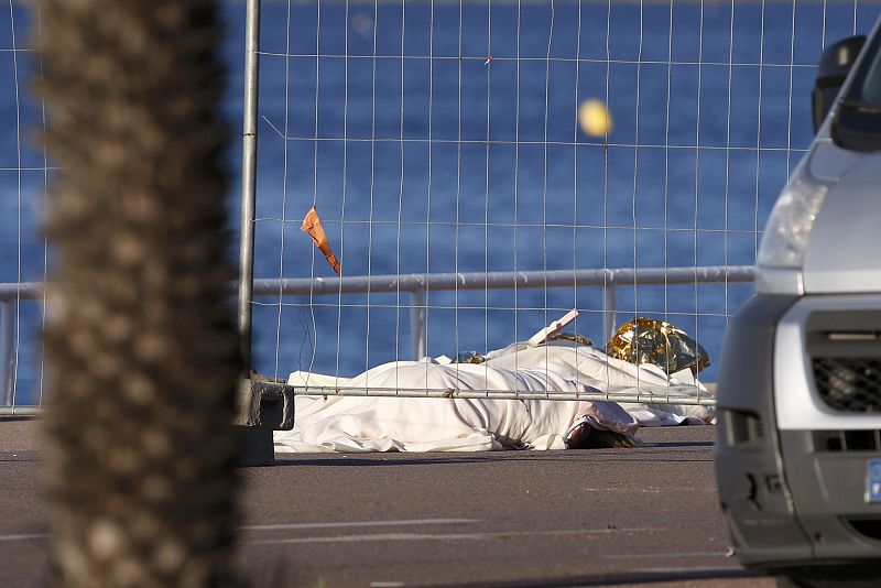 Una sábana cubre un cuerpo tras el atentado de Niza