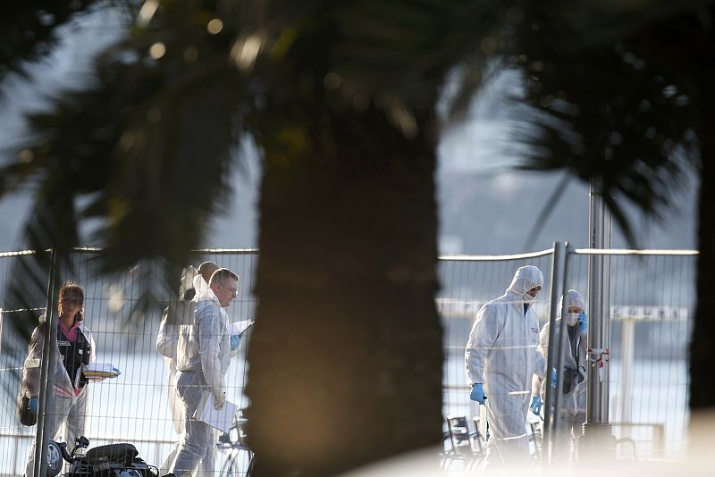 La policía forense investiga el escenario del atentado de Niza