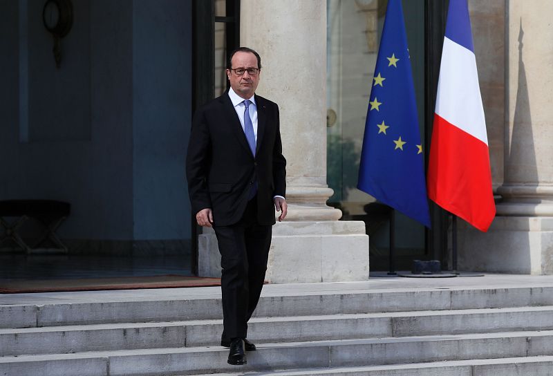 El presidente francés, Francois Hollande, abandona el Palacio del Elíseo para mantener una reunión de emergencia con las fuerzas de seguridad del país.