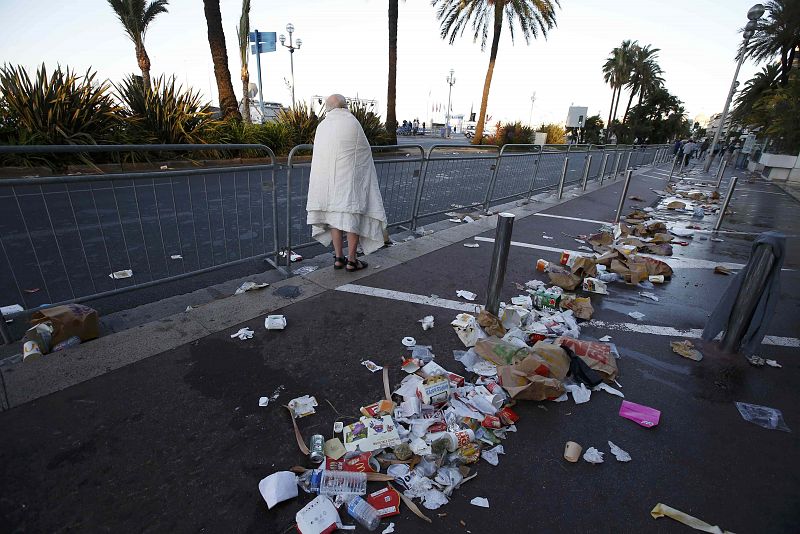 Los restos de la masacre se mezclaban a primera hora de la mañana con los de la celebración de la fiesta nacional francesa.