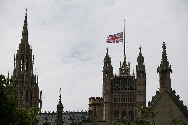 La bandera británica ondea a media asta en el Parlamento de Londres en señal de duelo.