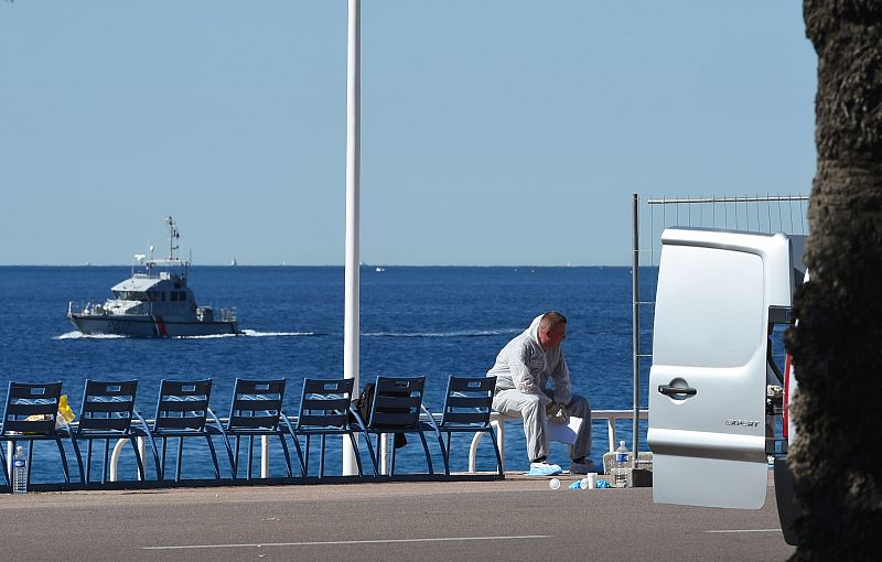 Un forense, durante un momento de descanso, en el paseo marítimo, donde se produjo el atentado terrorista.