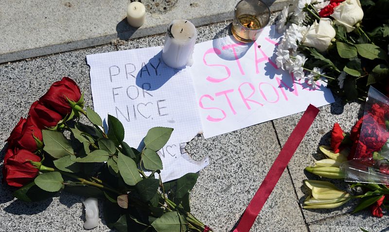 Muestras de condolencia en la embajada francesa de Moscú.