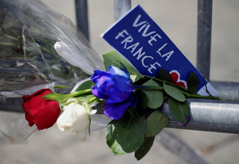 Las muestras de condolencia se han repetido a lo largo del mundo. En la imagen, flores depositadas en la embajada francesa de Roma.