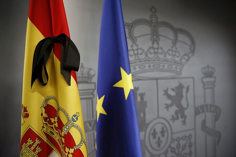 La bandera de España en el Palacio de la Moncloa luce un crespón en señal de duelo por el atentado en la ciudad francesa de Niza.