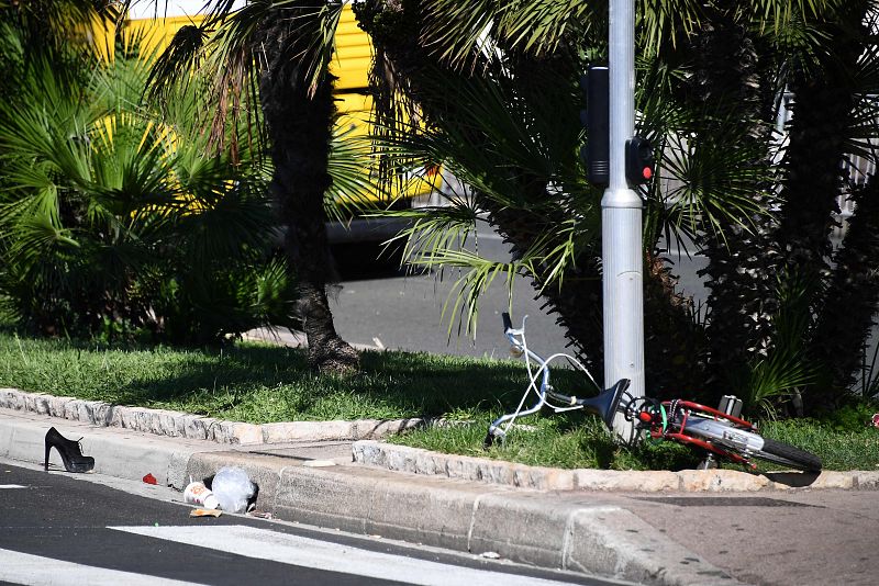 Una bicicleta abandonada evidencia el carácter familiar que tuvo la concentración de gente que sufrió el atentado.
