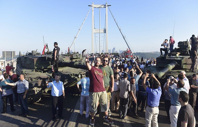 Ciudadanos de Estambul se toman "selfies" en el Puente del Bósforo, poco después de ser liberado.