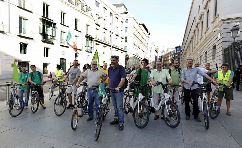 Uralde, de Equo, llega en bici al Congreso de los diputados