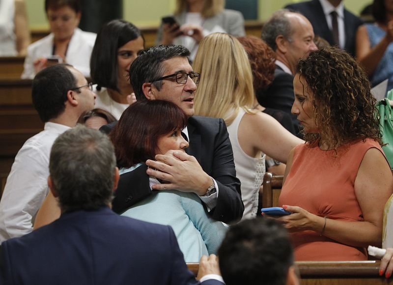 El hasta ahora presidente del Congreso, Patxi López, abraza a la presidenta del PSOE, Micaela Navarro