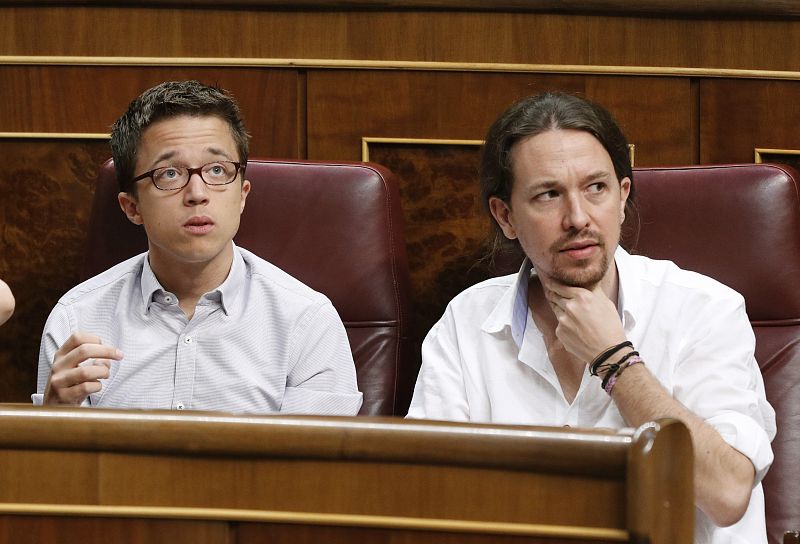 Pablo Iglesias (d) dentro del hemiciclo junto a Íñigo Errejón