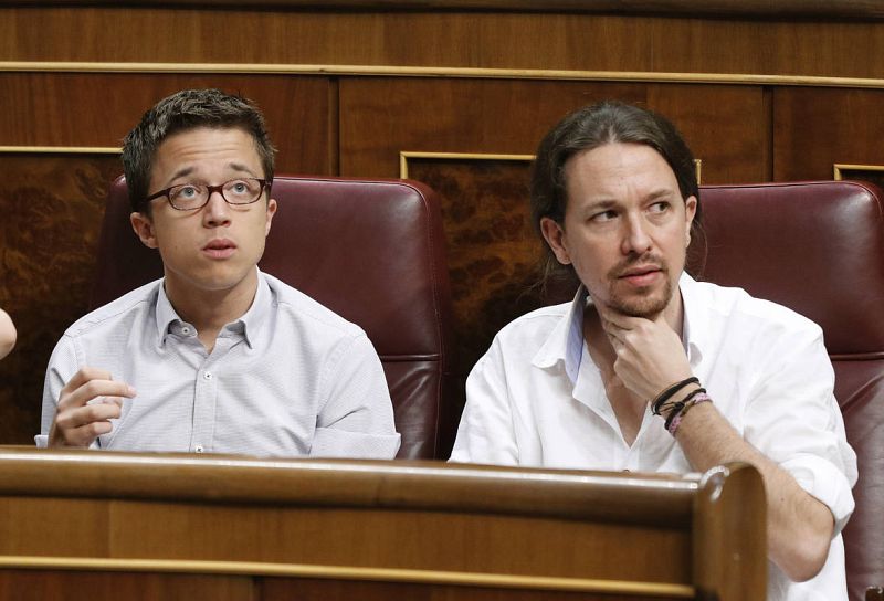 Pablo Iglesias (d) dentro del hemiciclo junto a Íñigo Errejón
