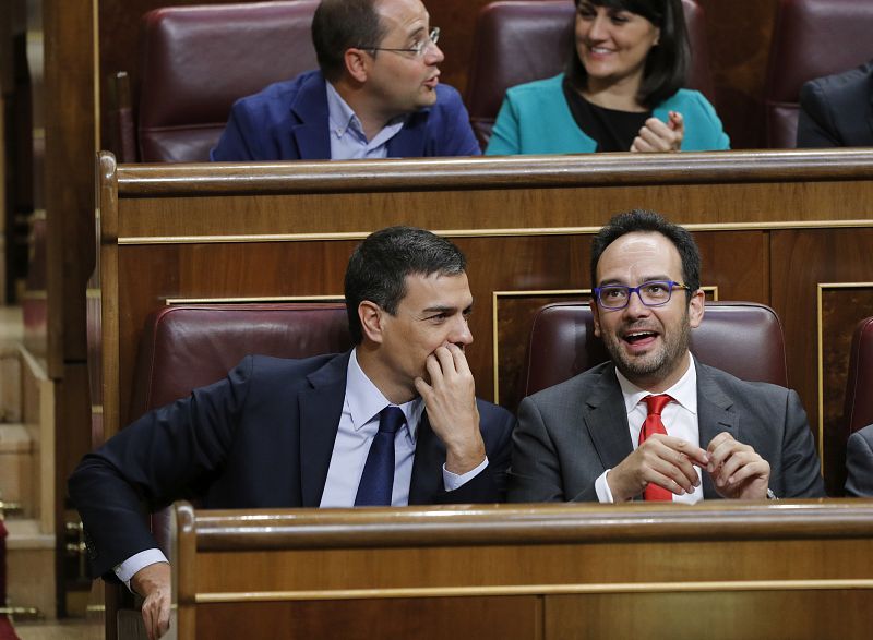 Los socialistas Pedro Sánchez y Antonio Hernando conversan durante la constitución del Congreso