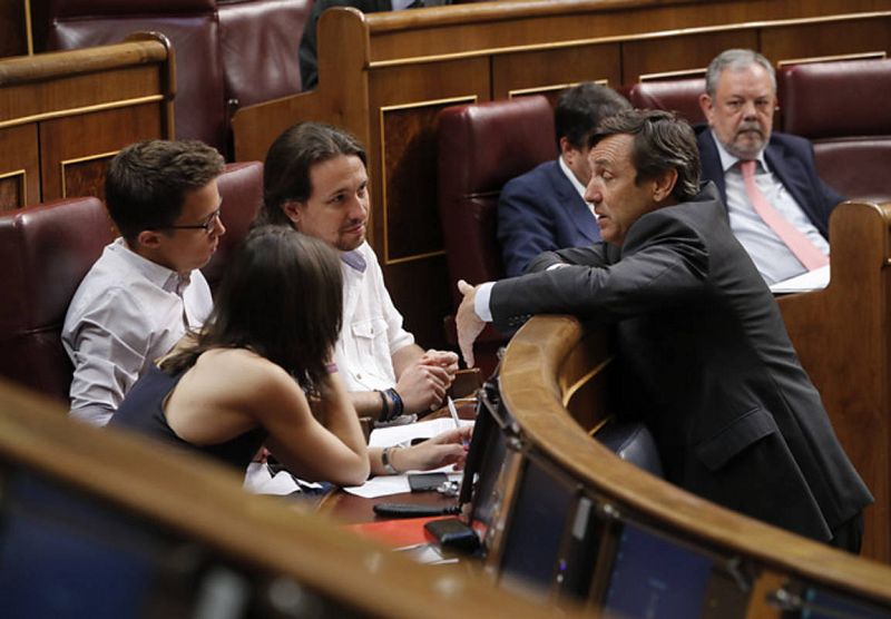 Rafael Hernando conversa con los portavoces de Podemos