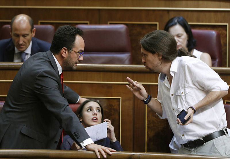 Irene Montero y Pablo Iglesias conversan con Antonio Hernando