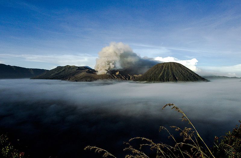 Erupción volcánica del Monte Bromo justo antes de la ceremonia hindú Kasada que se celebra el próximo 21 de julio en Indonesia