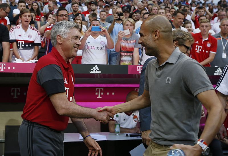 Guardiola saluda a Ancelotti, que ahora dirige a su ex equipo, el Bayern. El técnico catalán regresó al banquillo alemán, pero de visitante y al frente de su nuevo equipo, el Manchester City.