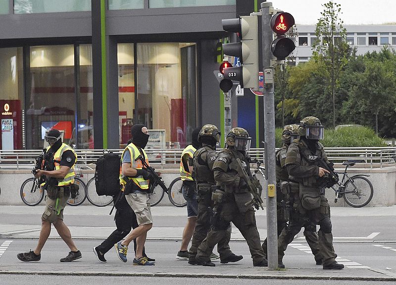 Policías de las Fuerzas Especiales se aproximan a lugar del tiroteo