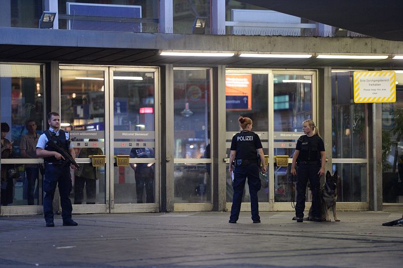 Policías aseguran el acceso a la Estación Central tras el tiroteo registrado en un centro comercial en Múnich