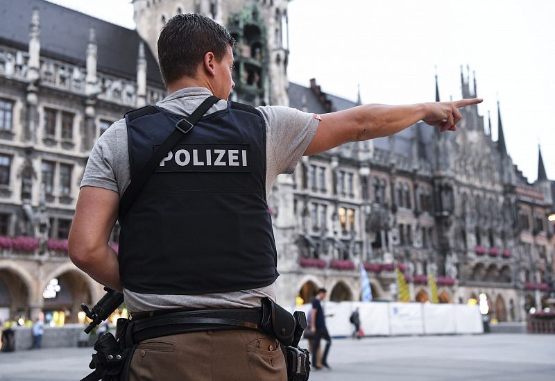 Un policía vigila en la plaza Marienplatz
