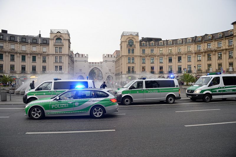 Policías aseguran los alrededores del hotel Stachus tras el tiroteo registrado en un centro comercial en Múnich
