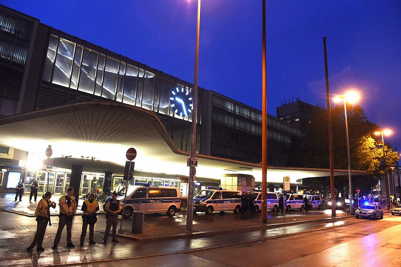 Policías vigilan la estación central de Múnich