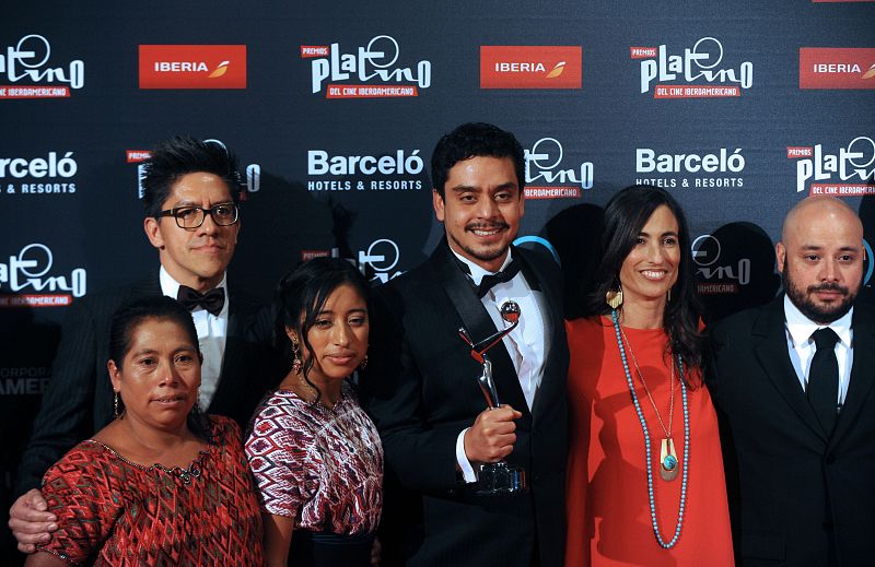 El director guatemalteco Jayro Bustamante (C) posa con el premio por su película "Ixcanul".