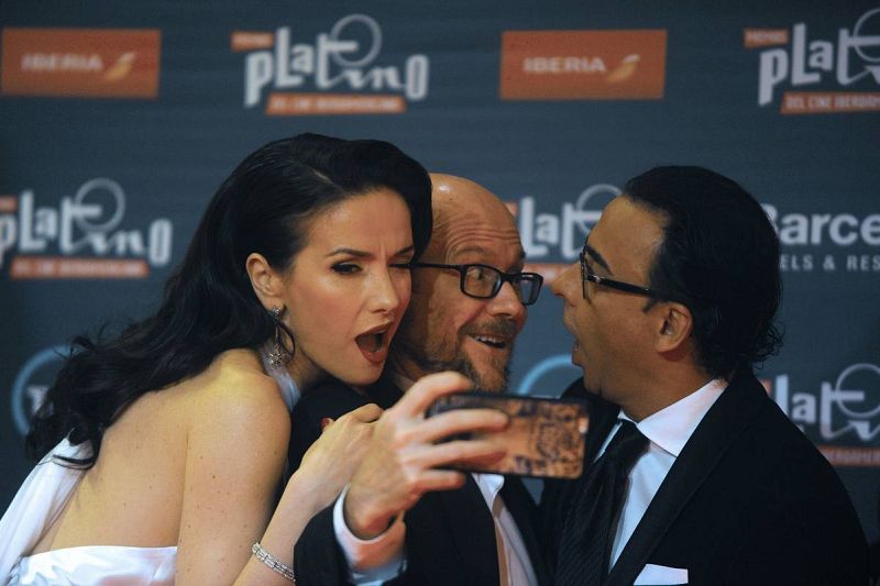  Natalia Oreiro (I),  Santiago Segura (C) y Adal Ramones se hacen un 'selfie' en el escenario.