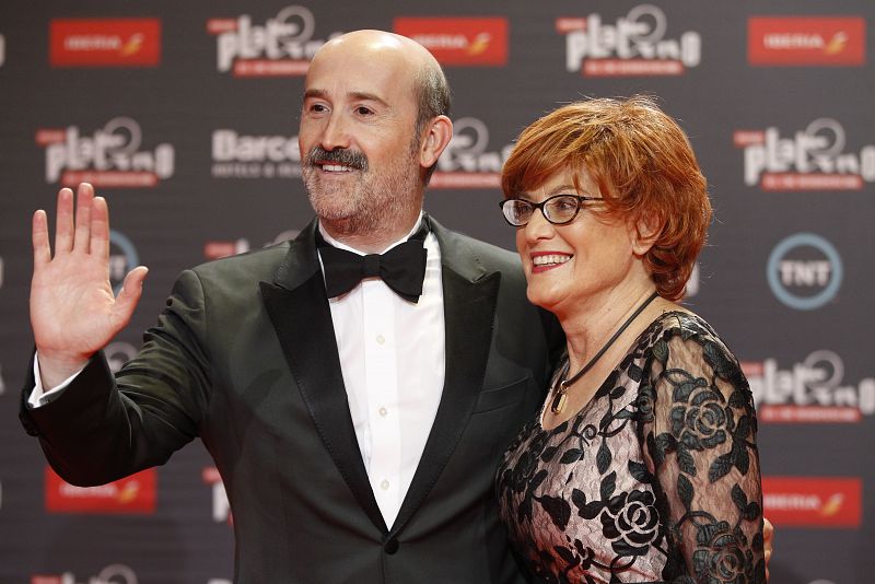 El actor español Javier Cámara y la productora española Marta Esteban, desfilan por la alfombra roja de los Premios Platino.