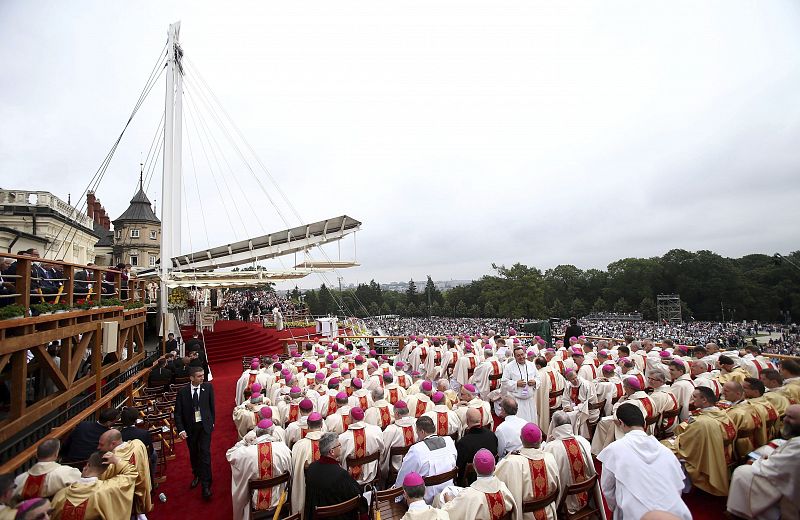 Varios clérigos esperan la llegada del papa Francisco en el santurario de Jasna Gora, en Czestochowa