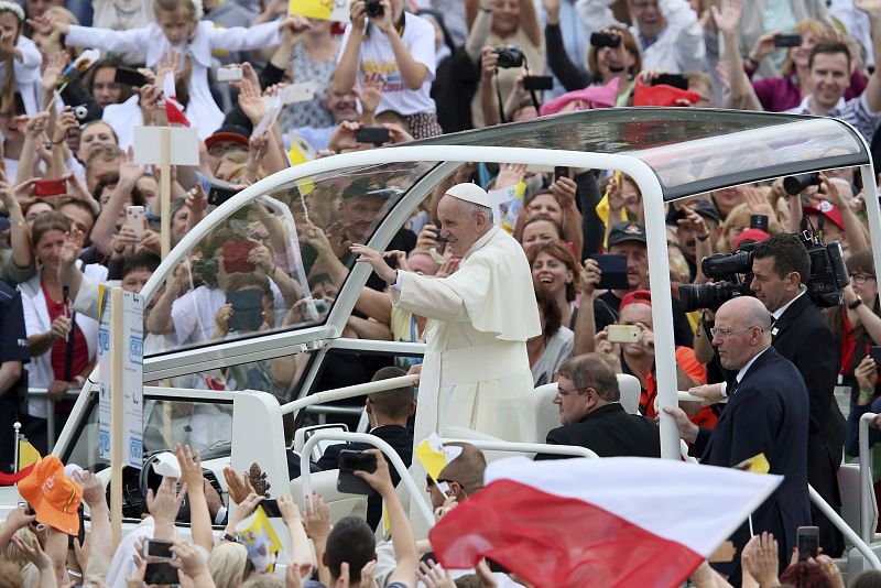 El papa Francisco saluda a varios feligreses a su llegada al santuario de Jasna Gora.