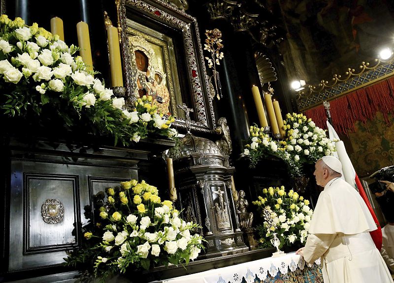 El papa Francisco reza frente a la imagen de la Virgen Negra en la Capilla de la Imagen Milagrosa