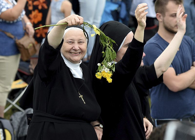 Una monja saluda al papa Francisco a su llegada al santuario de Jasna Gora
