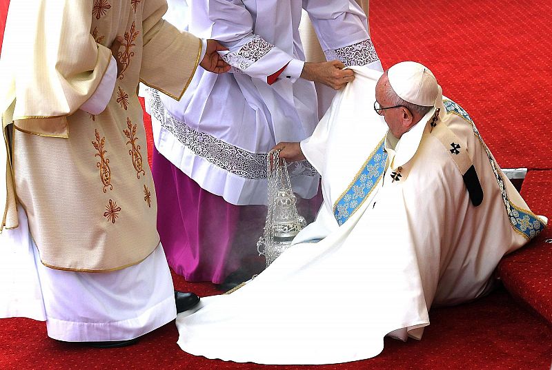 El papa Francisco sufre una caída mientras oficiaba una santa misa en el santuario de Jasna Gora