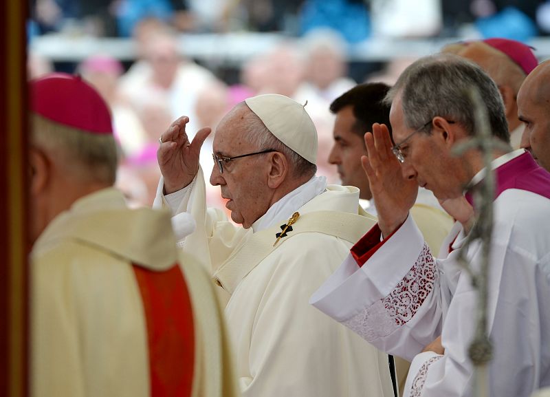 El papa Francisco oficia una misa en el santuario de Jasna Gora