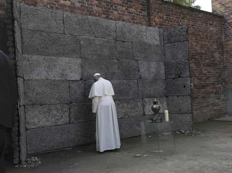 El papa Francisco reza ante el "muro de la muerte" de Auschwitz