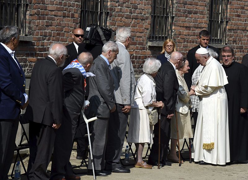 El papa Francisco se reúne con diez supervivientes de Auschwitz