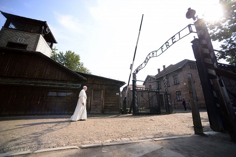 El papa cruza la puerta del campo de concentración de Auschwitz