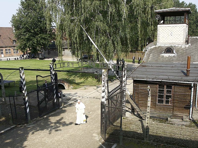 El pontífice recorre Auschwitz-Birkenau, en Oswiecim